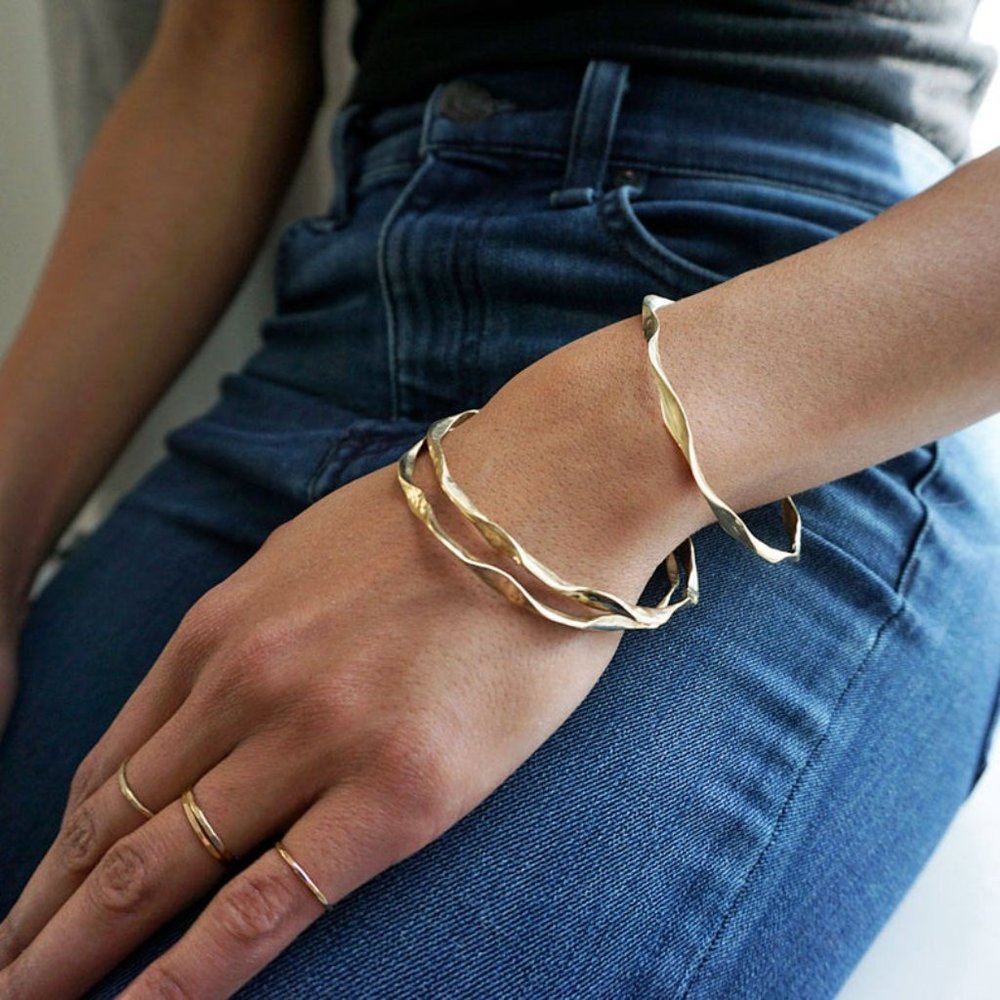 Delialangan bronze wavy bangle
